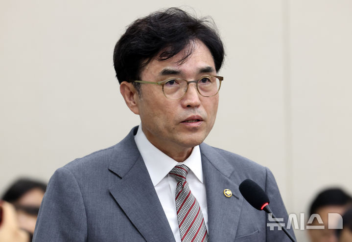 [서울=뉴시스] 최진석 기자 = 권창준 고용노동부 차관이 지난 1일 여의도 국회에서 열린 제439회 국회(정기회)기후에너지환경노동위원회 제1차 전체회의에 출석해 인사말하고 있다. 2026.09.01. myjs@newsis.com