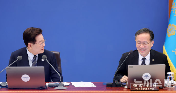 [서울=뉴시스] 김진아 기자 = 부총리 겸 재정경제부 장관 후보자로 지명된 이형일 재정경제부 1차관이 1일 청와대에서 열린 국무회의에서 이재명 대통령의 질의에 답하고 있다. (청와대통신사진기자단) 2026.09.01. bluesoda@newsis.com