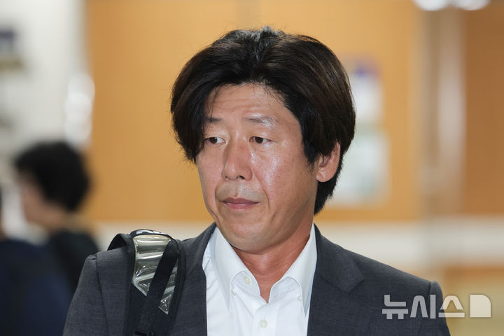 [서울=뉴시스] 홍효식 기자 = 대장동 개발 비리 의혹에 연루된 남욱 변호사의 차명 재산으로 의심받는 서울 강남구 청담동 건물에 대한 추징보전을 풀어달라는 소송 1심에서 건물 소유주가 패소했다. 사진은 남 변호사가 지난 9월 1일 서울 서초구 서울고등법원에서 열린 대장동 개발 뇌물 혐의를 받는 곽상도 전 국민의힘 의원의 항소심 2차 공판에 증인으로 출석하는 모습. (공동취재) 2026.10.29. photo@newsis.com