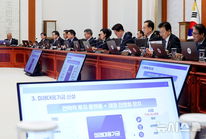[서울=뉴시스] 김진아 기자 = 이재명 대통령이 1일 청와대에서 열린 국무회의에서 기획예산처의 2027년도 예산안 및 2026~2030 국가재정운용계획 관련 보고를 받고 있다. (청와대통신사진기자단) 2026.09.01. bluesoda@newsis.com