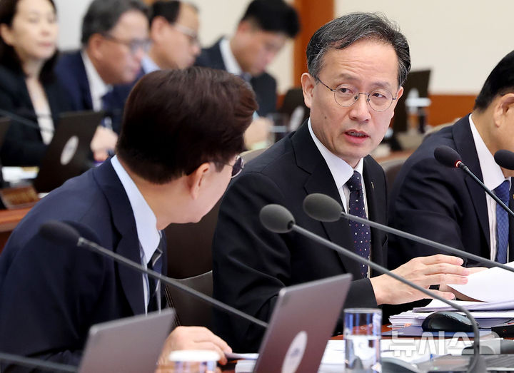 [서울=뉴시스] 김진아 기자 = 부총리 겸 재정경제부 장관 후보자로 지명된 이형일 재정경제부 1차관이 1일 청와대에서 열린 국무회의에서 이재명 대통령의 질의에 답하고 있다. (청와대통신사진기자단) 2026.09.01. bluesoda@newsis.com