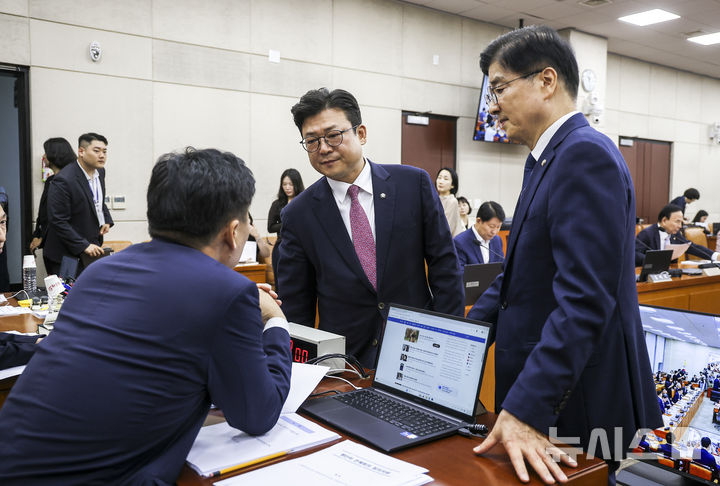 [서울=뉴시스] 정병혁 기자 = 김영진 국회 행정안전위원장이 1일 서울 여의도 국회에서 열린 행정안전위원회 전체회의에서 이해식 여당 간사, 강명구 야당 간사와 대화를 나누고 있다. 2026.09.01. jhope@newsis.com