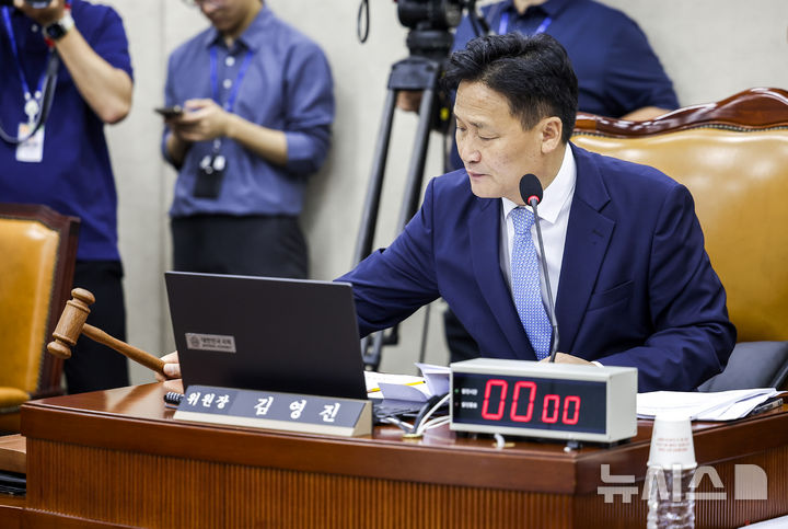 [서울=뉴시스] 정병혁 기자 = 김영진 국회 행정안전위원장이 지난 1일 서울 여의도 국회에서 열린 행정안전위원회 전체회의에서 의사봉을 두드리고 있다. 2026.09.01. jhope@newsis.com
