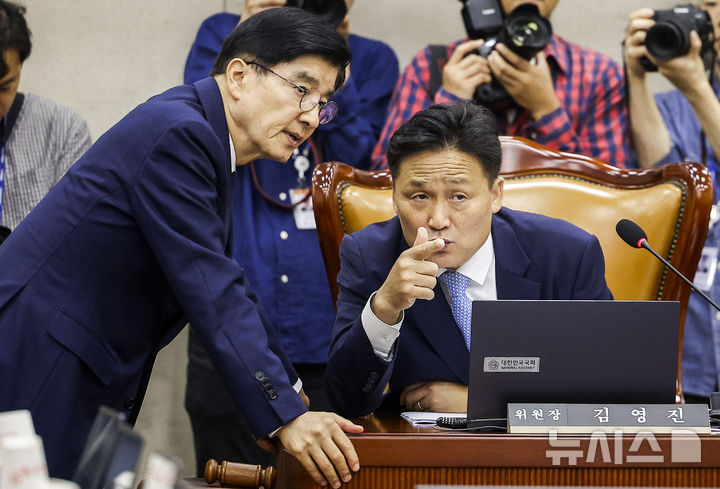 [서울=뉴시스] 정병혁 기자 = 김영진 국회 행정안전위원장이 1일 서울 여의도 국회에서 열린 행정안전위원회 전체회의에서 이해식 여당 간사와 대화를 나누고 있다. 2026.09.01. jhope@newsis.com
