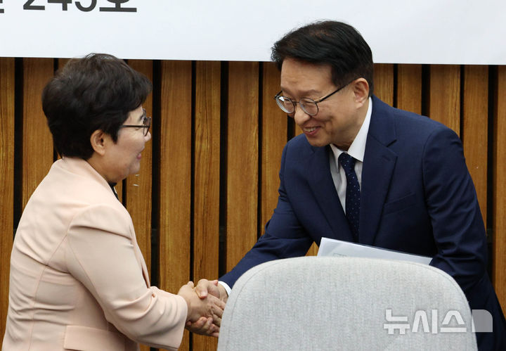 [서울=뉴시스] 고범준 기자 = 권칠승(오른쪽) 더불어민주당 정책위의장과 임이자 국민의힘 정책위의장이 1일 서울 여의도 국회에서 열린 더불어민주당-국민의힘 정책위원회 연석회의에서 악수하고 있다. 2026.09.01. bjko@newsis.com