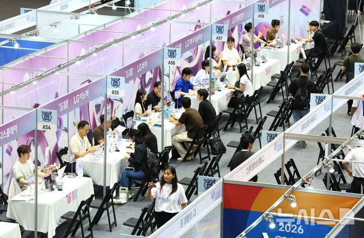 [서울=뉴시스] 전신 기자 = 지난 1일 서울 관악구 서울대학교 종합체육관에서 열린 2026 하반기 서울대학교 채용박람회를 찾은 학생들이 기업 부스를 둘러보며 상담을 받고 있다. 2026.09.01. photo1006@newsis.com