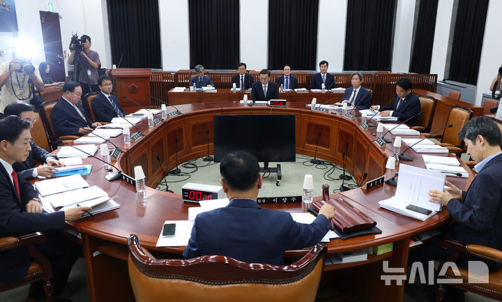 [서울=뉴시스] 국회사진기자단 = 이양수 국회 정보위원회 위원장이 1일 서울 여의도 국회에서 열린 정보위원회 전체회의를 주재하고 있다. 2026.09.01. photo@newsis.com