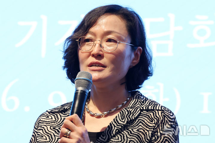 [서울=뉴시스] 박진희 기자 = 최성임 작가가 1일 서울 종로구 삼청동 선혜원에서 열린 포도뮤지엄 두 번째 아트프로젝트 '흔들리는 것들의 안부' 기자간담회를 갖고 하고 있다.&nbsp; 2026.09.01. pak7130@newsis.com