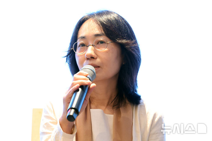[서울=뉴시스] 박진희 기자 = 김윤수 작가가 1일 서울 종로구 삼청동 선혜원에서 열린 포도뮤지엄 두 번째 아트프로젝트 '흔들리는 것들의 안부' 기자간담회를 갖고 하고 있다.&nbsp; 2026.09.01. pak7130@newsis.com