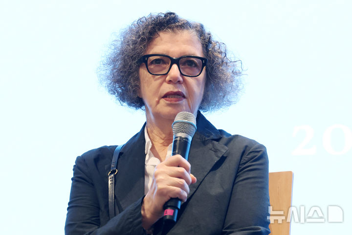 [서울=뉴시스] 박진희 기자 = 모나 하툼 작가가 1일 서울 종로구 삼청동 선혜원에서 열린 포도뮤지엄 두 번째 아트프로젝트 '흔들리는 것들의 안부' 기자간담회에서 작품 설명을 하고 있다. 2026.09.01. pak7130@newsis.com
