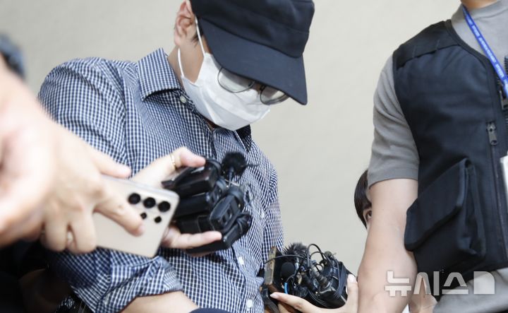 [제주=뉴시스] 우장호 기자 = 제주 실종신고 허위 종결로 직무유기 등의 혐의를 받는 제주 서부경찰서 소속 부(30대) 경장이 1일 오후 제주시 이도이동 제주동부경찰서 유치장에서 검찰로 구속 송치되고 있다. 2026.09.01. woo1223@newsis.com
