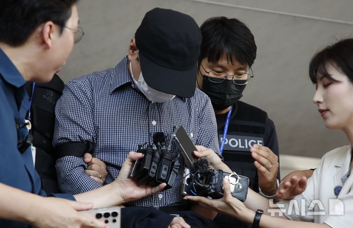 [제주=뉴시스] 우장호 기자 = 제주 실종신고 허위 종결로 직무유기 등의 혐의를 받는 제주 서부경찰서 소속 부(30대) 경장이 1일 오후 제주시 이도이동 제주동부경찰서 유치장에서 검찰로 구속 송치되고 있다. 2026.09.01. woo1223@newsis.com