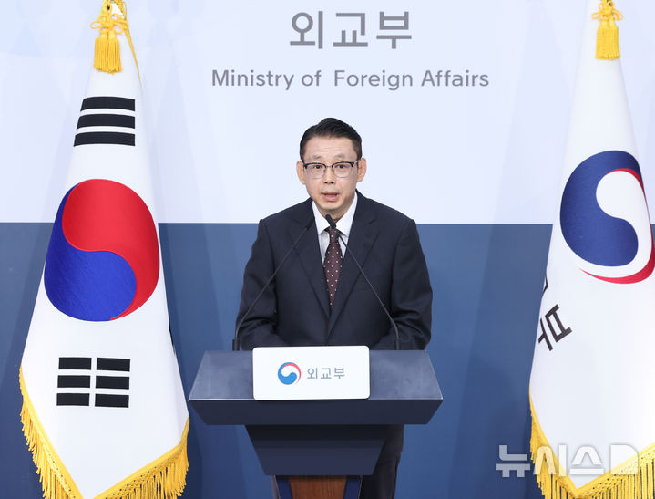 [서울=뉴시스] 조수정 기자 = 박두순 외교부 대변인이 1일 오후 서울 종로구 외교부에서 정례 브리핑을 하며 네팔 대홍수 대응 관련 질문에 답하고 있다. 2026.09.01. chocrystal@newsis.com