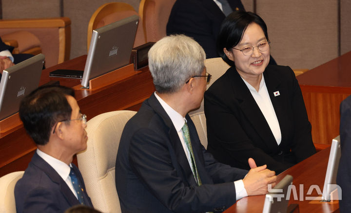 [서울=뉴시스] 고범준 기자 = 한성숙 국무총리가 1일 서울 여의도 국회에서 열린 제439회 국회(정기회) 개회식에서 국무위원들과 대화를 하고 있다. 2026.09.01. bjko@newsis.com