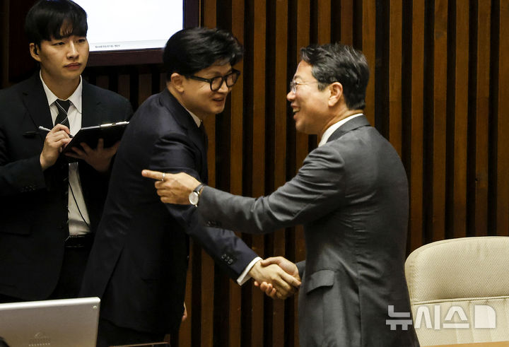 [서울=뉴시스] 정병혁 기자 = 김승원 법무부장관 후보자와 한동훈 무소속 의원이 1일 서울 여의도 국회에서 열린 제439회 국회(정기회) 개회식에 참석하며 인사를 나누고 있다. 2026.09.01. jhope@newsis.com