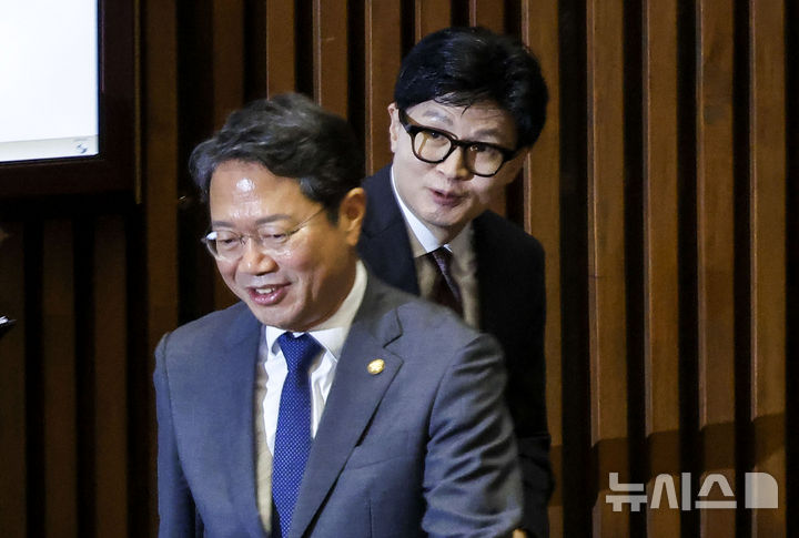 [서울=뉴시스] 정병혁 기자 = 김승원 법무부장관 후보자와 한동훈 무소속 의원이 지난 1일 서울 여의도 국회에서 열린 제439회 국회(정기회) 개회식에 참석하며 인사를 나누고 있다. 2026.09.09. jhope@newsis.com