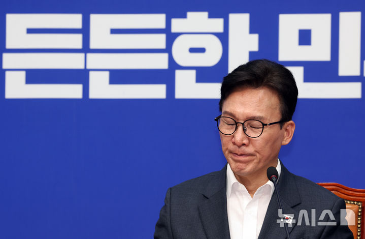 [서울=뉴시스] 최진석 기자 = 김민석 더불어민주당 대표가 1일 여의도 국회에서 열린 민주당 경찰개혁추진단 1차 회의에 참석해 생각에 잠겨 있다. 2026.09.01. myjs@newsis.com