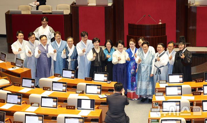 [서울=뉴시스] 고범준 기자 = 1일 서울 여의도 국회에서 열린 제439회 국회(정기회) 제1차 본회의를 마친 의원들이 한복을 입고 기념촬영을 하고 있다. 2026.09.01. bjko@newsis.com