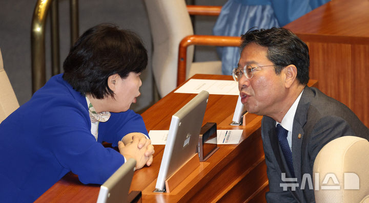 [서울=뉴시스] 고범준 기자 = 법무부 장관 후보자 김승원 더불어민주당 의원과 서영교 의원이 1일 서울 여의도 국회에서 열린 제439회 국회(정기회) 제1차 본회의에서 대화를 나누고 있다. 2026.09.01. bjko@newsis.com