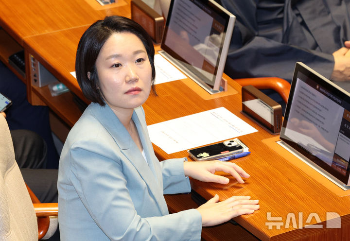 [서울=뉴시스] 고범준 기자 = 중소벤처기업부 장관 후보자 이소영 더불어민주당 의원이 1일 서울 여의도 국회에서 열린 제439회 국회(정기회) 제1차 본회의에 참석해 자리하고 있다. 2026.09.01. bjko@newsis.com