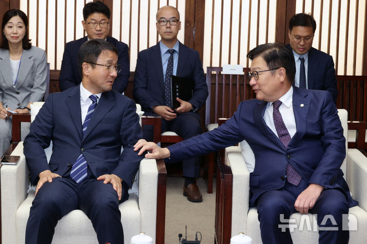 [서울=뉴시스] 국회사진기자단 = 한병도 더불어민주당 원내대표(오른쪽)와 정점식 국민의힘 원내대표가 1일 오후 국회의장접견실에서 정기국회 개회식에 앞서 환담을 하고 있다. 2026.09.01. photo@newsis.com