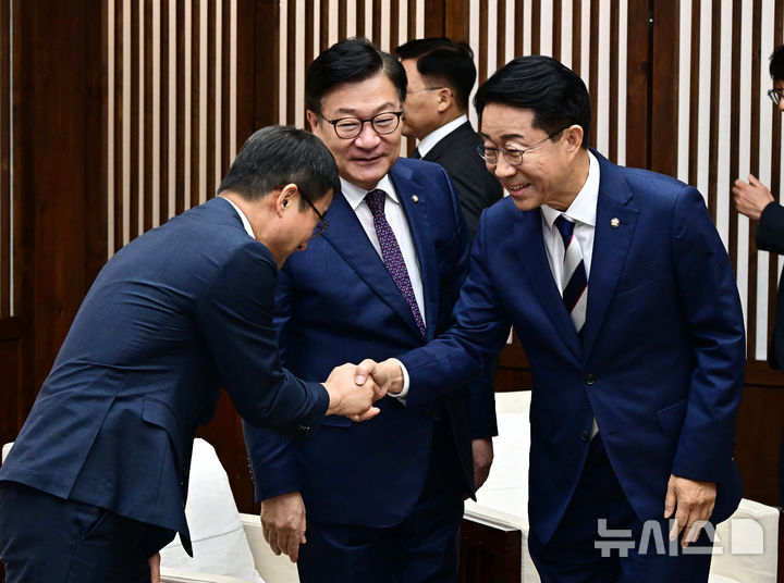 [서울=뉴시스] 국회사진기자단 = 조정식 국회의장이 1일 오후 국회의장접견실에서 정기국회 개회식에 앞서 한병도 더불어민주당 원내대표, 정점식 국민의힘 원내대표 등과 인사를 나누고 있다. 2026.09.01. photo@newsis.com