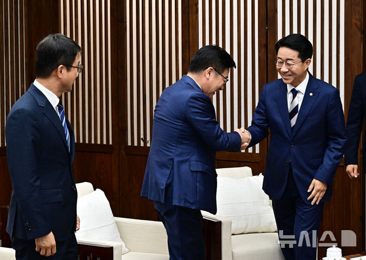 [서울=뉴시스] 국회사진기자단 = 조정식 국회의장이 1일 오후 국회의장접견실에서 정기국회 개회식에 앞서 한병도 더불어민주당 원내대표, 정점식 국민의힘 원내대표 등과 인사를 나누고 있다. 2026.09.01. photo@newsis.com