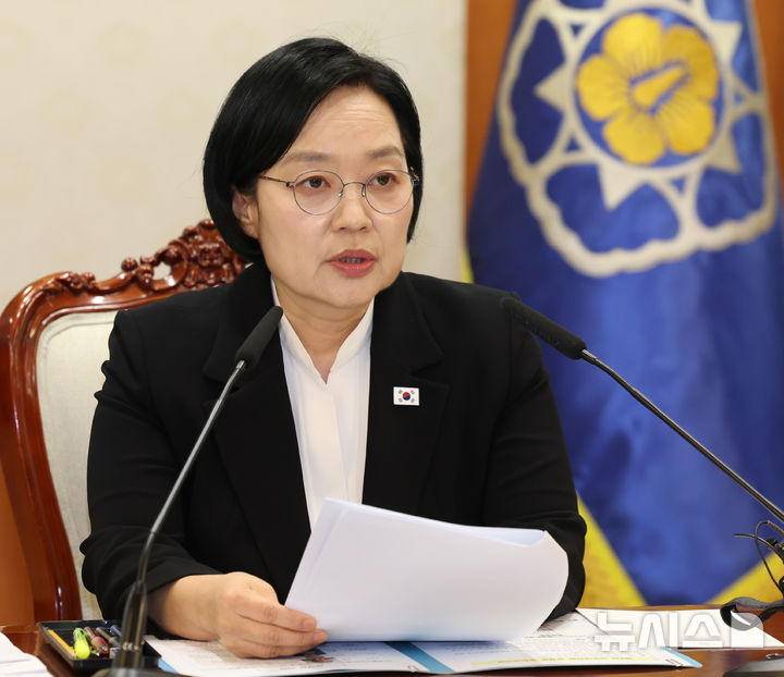 [서울=뉴시스] 조수정 기자 = 한성숙 국무총리가 1일 오후 서울 종로구 정부서울청사에서 제4차 국토대전환 범정부 추진협의회 회의를 주재하고 있다. 2026.09.01. chocrystal@newsis.com