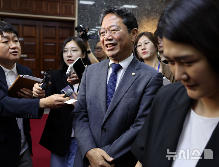 [서울=뉴시스] 최진석 기자 = 법무부 장관 후보인 김승원 더불어민주당 의원이 1일 여의도 국회에서 열린 열린 제439회 국회(정기회) 제01차 본회의 참석을 마친 뒤 취재진의 질문을 듣고 있다. 2026.09.01. myjs@newsis.com