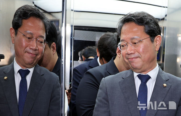 [서울=뉴시스] 최진석 기자 = 법무부 장관 후보인 김승원 더불어민주당 의원이 1일 여의도 국회에서 열린 열린 제439회 국회(정기회) 제01차 본회의 참석을 마친 뒤 이동하고 있다. 2026.09.01. myjs@newsis.com
