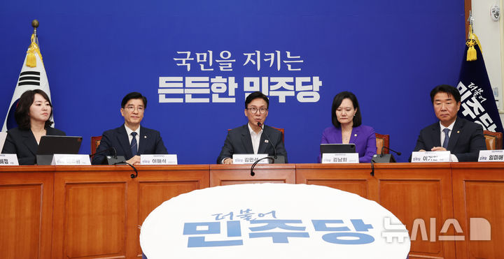 [서울=뉴시스] 최진석 기자 = 김민석(가운데) 더불어민주당 대표가 1일 여의도 국회에서 열린 민주당 경찰개혁추진단 1차 회의에 참석해 발언하고 있다. 2026.09.01. myjs@newsis.com