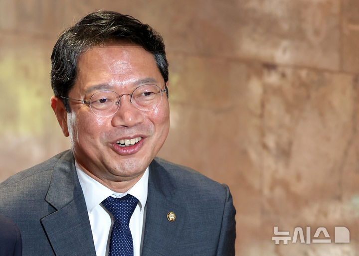 [서울=뉴시스] 최진석 기자 = 법무부가 김승원 신임 법무부 장관 후보자의 인사청문회 준비단 구성을 마치고 본격적인 청문회 준비에 착수한다. 사진은 법무부 장관 후보인 김승원 더불어민주당 의원이 1일 여의도 국회에서 열린 제439회 국회(정기회) 제01차 본회의에 참석하는 모습. 2026.09.01. myjs@newsis.com