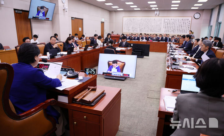 [서울=뉴시스] 고범준 기자 = 서영교 국회 법제사법위원장이 1일 서울 여의도 국회에서 열린 법제사법위원회 전체회의를 주재하고 있다. 2026.09.01. bjko@newsis.com