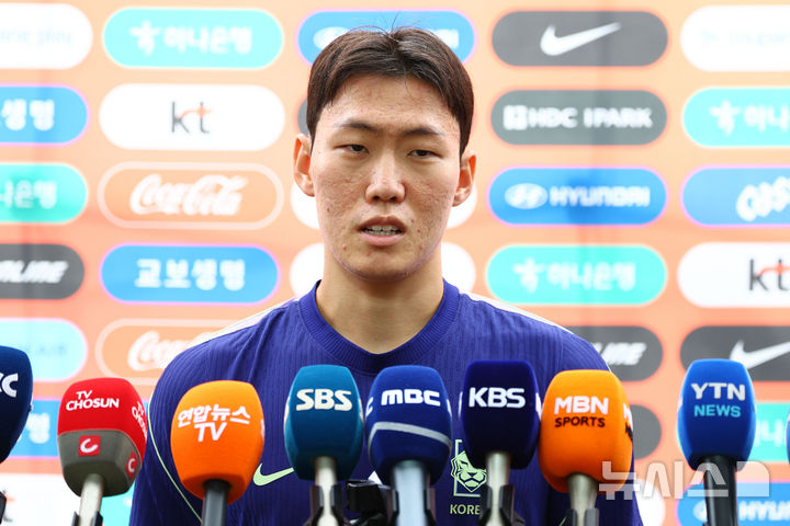 [천안=뉴시스] 황준선 기자 = 2026아이치·나고야 아시안게임에 출전하는 남자 U-23 축구 국가대표팀 강상윤이 1일 오후 충남 천안시 코리아풋볼파크에서 취재진과 인터뷰를 하고 있다. 2026.09.01. hwang@newsis.com