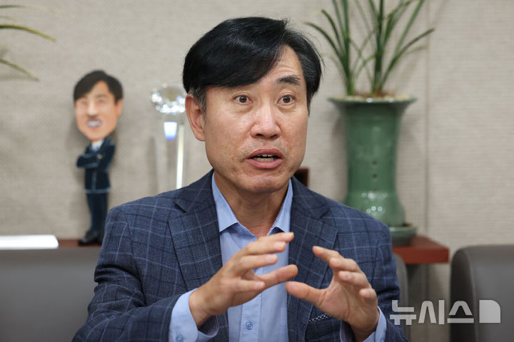 [서울=뉴시스] 권창회 기자 = 하태경 보험연수원장이 1일 서울 성북구 보험연수원에서 뉴시스와 인터뷰 하고 있다. 2026.09.01. kch0523@newsis.com