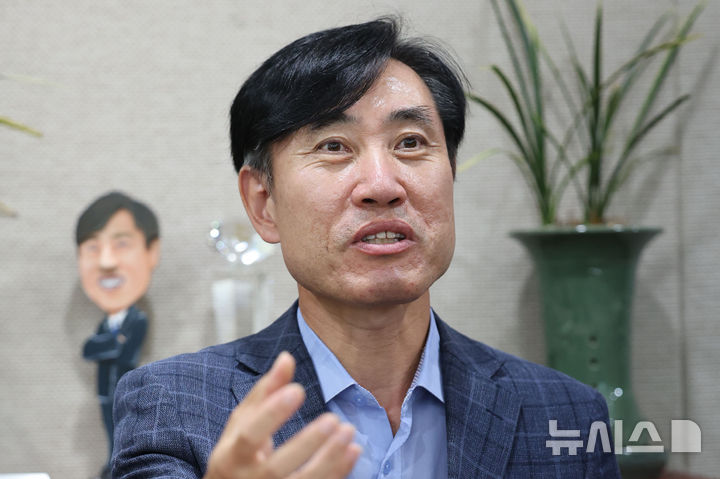 [서울=뉴시스] 권창회 기자 = 하태경 보험연수원장이 1일 서울 성북구 보험연수원에서 뉴시스와 인터뷰 하고 있다. 2026.09.01. kch0523@newsis.com