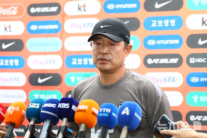 [천안=뉴시스] 황준선 기자 = 2026아이치·나고야 아시안게임에 출전하는 이민성 남자 U-23 축구 국가대표팀 감독이 1일 오전 충남 천안시 코리아풋볼파크에서 취재진과 인터뷰를 하고 있다. 2026.09.01. hwang@newsis.com