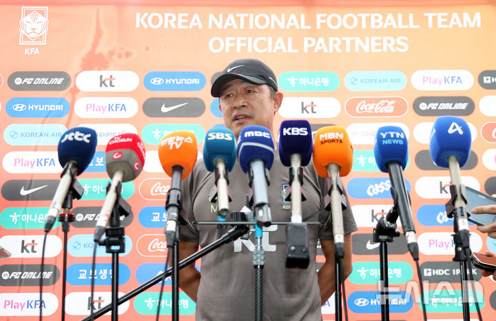 [천안=뉴시스] 황준선 기자 = 2026아이치·나고야 아시안게임에 출전하는 이민성 남자 U-23 축구 국가대표팀 감독이 1일 오전 충남 천안시 코리아풋볼파크에서 취재진과 인터뷰를 하고 있다. 2026.09.01. hwang@newsis.com