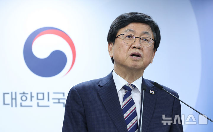 [서울=뉴시스] 조수정 기자 = 최교진 교육부 장관 모습. 2026.09.01. chocrystal@newsis.com