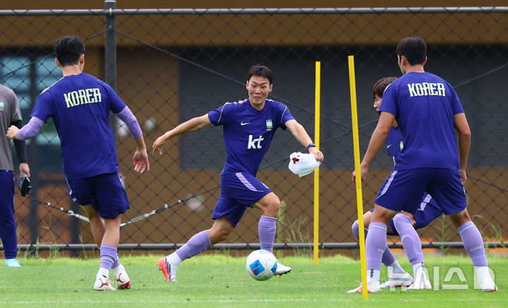 [천안=뉴시스] 황준선 기자 = 2026아이치·나고야 아시안게임에 출전하는 남자 U-23 축구 국가대표팀 강상윤이 1일 오전 충남 천안시 코리아풋볼파크에서 훈련을 하고 있다. 2026.09.01. hwang@newsis.com