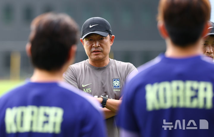 [천안=뉴시스] 황준선 기자 = 2026아이치·나고야 아시안게임에 출전하는 남자 U-23 축구 국가대표팀 이민성 감독이 1일 오전 충남 천안시 코리아풋볼파크에서 훈련을 지도하고 있다. 2026.09.01. hwang@newsis.com