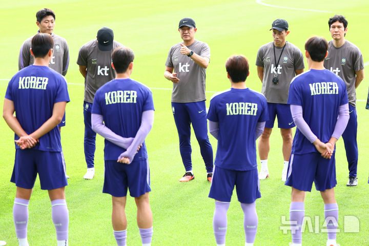 [천안=뉴시스] 황준선 기자 = 2026아이치·나고야 아시안게임에 출전하는 남자 U-23 축구 국가대표팀 이민성 감독이 1일 오전 충남 천안시 코리아풋볼파크에서 훈련을 지도하고 있다. 2026.09.01. hwang@newsis.com