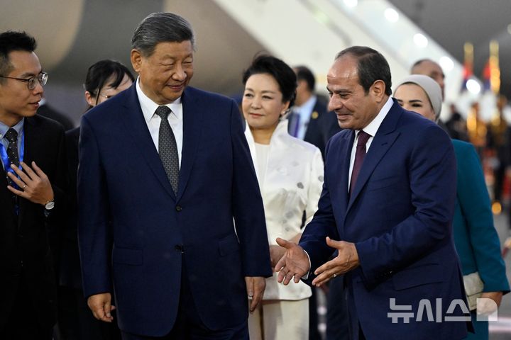 [카이로=AP/뉴시스] 시진핑 중국 국가주석과 펑리위안 여사가 1일(현지 시간) 이집트 카이로 국제공항에 도착해 압델 파타 엘시시 이집트 대통령 내외의 영접을 받고 있다. 시 주석은 "중국과 이집트는 진정한 다자주의를 실천하고, 국제적 공정성과 정의를 공동으로 수호해야 한다"라고 밝혔다. 2026.09.03.