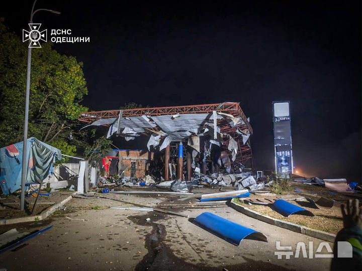 [오데사=AP/뉴시스] 2일(현지 시간) 우크라이나 오데사에 있는 한 주유소가 러시아의 드론 공격을 받아 파손돼 있다. 2026.09.02.