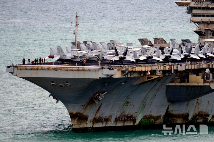 [AP/뉴시스]이란 전쟁으로 역대 최장 기간 해상 체류 기록을 쓴 미군 항공모함 USS 에이브러햄 링컨함의 모습이 충격을 주고 있다고 미 CNN방송이 2일(현지 시간) 보도했다. 사진은 녹이 슨 링컨함의 함수. 2026.09.03