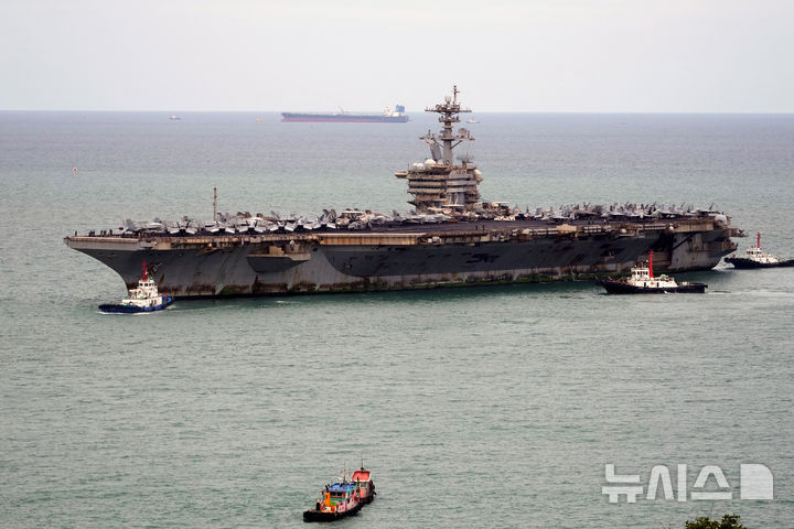 [AP/뉴시스] 이란 전쟁으로 역대 최장 기간 해상 체류 기록을 쓴 미군 항공모함 USS 에이브러햄 링컨함의 모습이 충격을 주고 있다고 미 CNN방송이 2일(현지 시간) 보도했다. 사진은 녹이 슨 링컨함. 2026.09.03