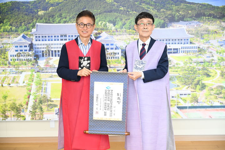 [안동=뉴시스] 이철우 경북도지사(왼쪽)가 지난 1일 이정필 경북도립국악단 제10대 상임지휘자에게 위촉장을 전달하고 있다. (사진=경북도 제공) 2026.09.02.photo@newsis.com *재판매 및 DB 금지