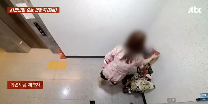 [서울=뉴시스] 한 주민이 이웃집 문 앞에 '고춧가루 테러'를 저지르는 영상이 공개됐다. (사진 : JTBC 유튜브 캡처) *재판매 및 DB 금지