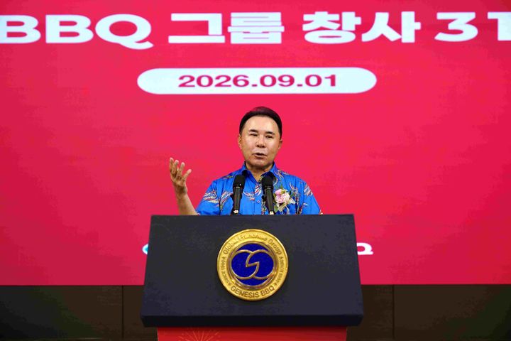 1일 윤홍근 제너시스BBQ 그룹 회장이 경기 이천 치킨대학에서 열린 창립 31주년 기념식에서 발언하고 있다. (사진=제너시스BBQ 그룹 제공) *재판매 및 DB 금지