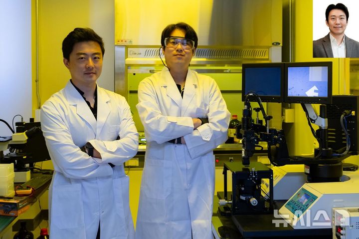 (왼쪽부터) GIST 신소재공학과 이한얼 교수, 전북대학교 신소재공학부 김정현 박사과정생, (우측 상단) DGIST 에너지공학과 이태훈 교수. (사진=GIST 제공) photo@newsis.com *재판매 및 DB 금지